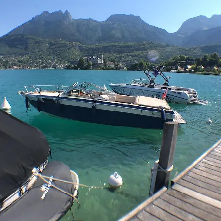 Atypique Avec Vue Unique Panoramique Sur Le D'annecy, Dans Avec Et Ponton Privee Sur La Commune De *